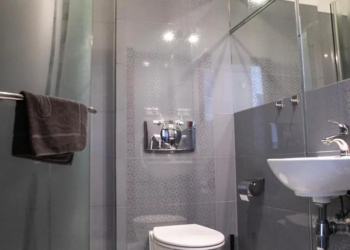 Alojamento de Acomodação e Pequeno-almoço New Adler 3*